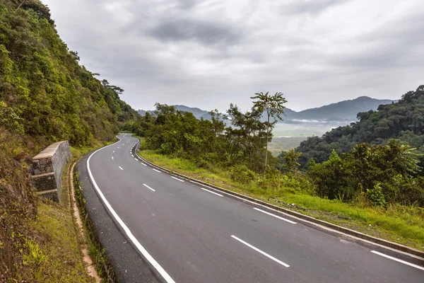 Rwanda rainforests, the sky, the mountains and the road. — Stock Photo, Image